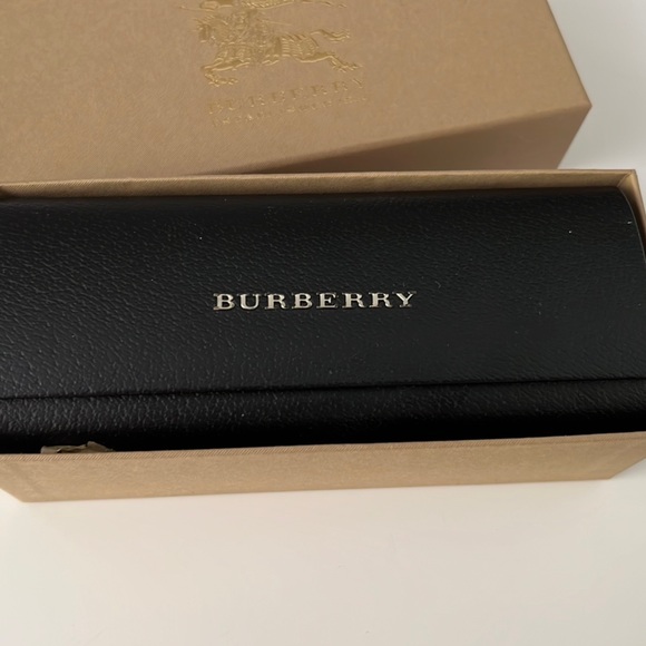 BURBERRY 4227 SUNGLASSES. Great condition. Like new. 100% authentic. Comes w/box - Picture 3 of 9